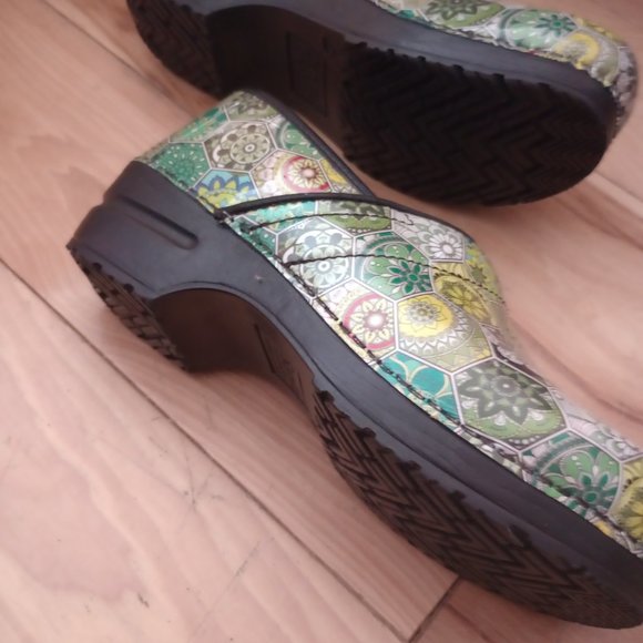 Clogs - Picture 2 of 3